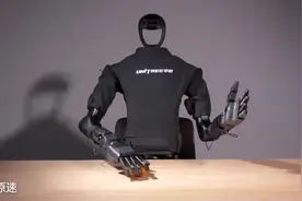 宇树科技最新发布，机器人手指灵活度展示，能翻书、打扑克玩魔视频封面