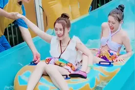 美女们在水上乐园都想展现自己最好的一面！视频封面