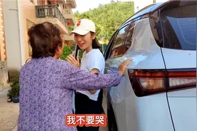 秋天妈妈临走时奶奶不舍落泪，一句话看出秋天妈妈和奶奶感情很好视频封面