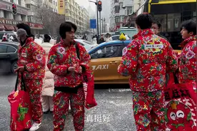 哈尔滨火出圈，185帅哥红专街派送红包，烤梨卖的也快，流量太大视频封面