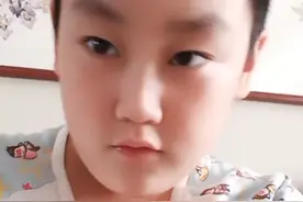 姥姥给我买了一盒奥特曼卡