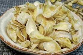 干百合加冰糖，90岁老奶奶经常这样做，全家都在吃，省钱又实用视频封面