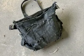 垃圾堆捡到一个女士皮包，打开一看尴尬了，里面遗留大量私人物品视频封面