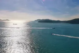 全球最长的跨海缆车，360度海景，俯瞰美景如画的大海波光粼粼视频封面