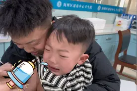 六岁宝宝特别怕打针，看到护士撒腿就跑，一边扎针一边流眼泪！视频封面
