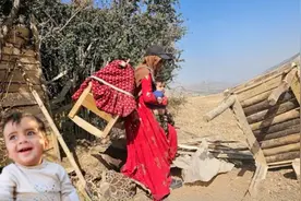 一个游牧妇女的迁徙，由于她的孩子的住所被毁视频封面