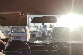 今天国庆长假以后上班第1天 门头沟至阜城门道路拥堵。视频封面