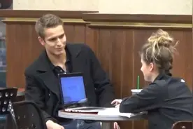 果然长的又高又帅就能轻松收获到女生的芳心，外国男子街头搭讪视频封面