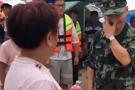 老外眼中羡慕的军民之情#军民鱼水一家亲 #让军人成为全社会尊崇视频封面