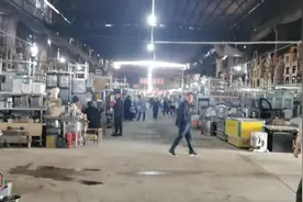 西安田马路上的二手厨具市场，很多都是新的。视频封面