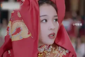 一对新人正在举行婚礼，突然屏幕上竟出现了新娘和伴娘在接吻视频封面