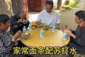 玉米晒干要脱粒，中午凑合吃一口，家常面条配苏打水，依然很可口