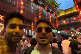 一群印度人夜晚逛成都锦里，印度网友：原来他们真的超越印度了。视频封面