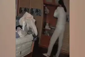 育婴师猛烈摇晃婴儿疑虐待，下秒喂奶硬塞还抖腿，太可恶了。视频封面