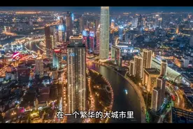 无论朋友间有多少差距，只要心怀真诚和关爱，就能克服一切困难。