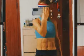 腹肌girl的日常训练视频封面