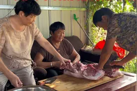 400块钱买个猪后腿，炸成小酥肉熬成大烩菜，中午必须大锅饭，美