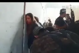 以色列人质家属公布5名女孩被绑架视频，惊恐万分、打的浑身是血视频封面