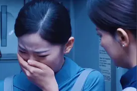 影视男乘客在飞机上故意骚扰空姐，看到结局后实在太解气了视频封面