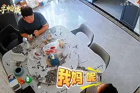 妈妈送女儿上学，到学校后一回头天都塌了