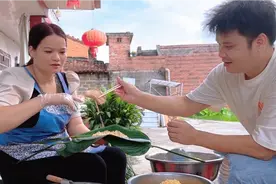 端午节强子跟家人一起包粽子，当地的粽子很大个，料也非常的足视频封面