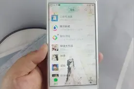 打开手机这里，制作不同壁纸和主题，让你的手机好看又实用