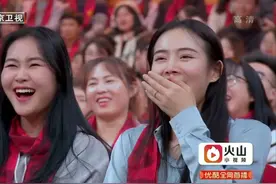 小品：冯巩和儿子亮相，闫学晶说像是熊大熊二，爷俩一个熊样！视频封面