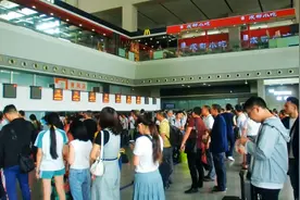 成都火车站也出现较大的列车停运潮