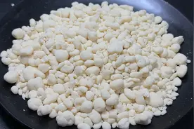 面疙瘩别用筷子搅了，教你用一个塑料瓶，3分钟做一大盘，快又好