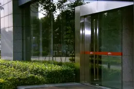 小男人于童爱上了大他9岁的大女人何眉。预知结果如何且看本剧。视频封面