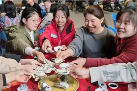 羽毛球比赛完美结束。输的请赢的吃宵夜，输赢都吃宵夜皆大欢喜。视频封面