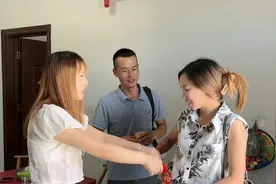 第一次去男友亲戚家，竟收到一个大红包，我收下合适吗？