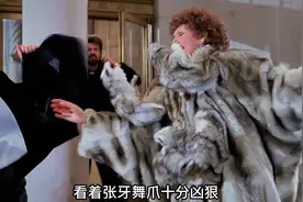 马路上出现的神秘液体，女人不小心踩到，貂皮竟活了视频封面