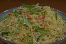 这是我家饭桌上最抢手的土豆做法，清脆爽口，简单好吃又下饭