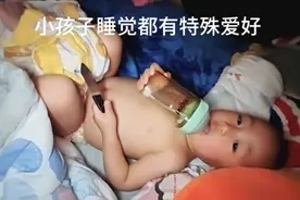 拿着刀睡抱着布睡闻着袜子睡撅着屁股睡，各种奇葩嗜好，闻所未闻视频封面