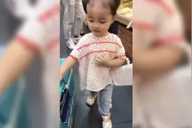 卷发小美女，萌娃可爱日常，你被萌到了吗？视频封面