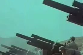 #"战场上的紧张时刻：士兵们操作大炮，准备迎战敌军。"视频封面