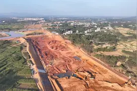 一镜到底看平陆运河航道，又宽又直，未来通航5000吨船舶