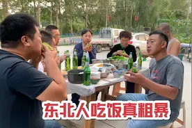 东北人吃农家饭太粗犷，各种食材全部捣碎，裹上白菜叶子直接开吃视频封面