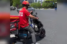 偶遇京东全职外卖员，员工还有自己的工牌