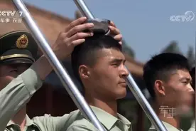 #军训日常#国旗护卫队进行身体稳定训练，战士们头顶一碗水站军姿