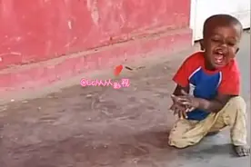 牙啃泥和许多非洲小孩都会用中文叫爸爸妈妈，当地的国人们教的。