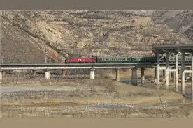 齐鲁大地开往西北的两趟直特，Z105，Z273视频封面