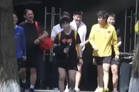 国乒成都封训结束，今日返回北京，小伙伴们一起出街，活力满满！视频封面