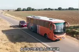 大巴车在路上正常行驶，风景在路上展现。视频封面