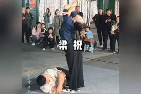 一个普通的垫子，一身大众衣服，不漏肩不漏背、跳出让无数人称赞