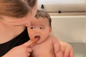 俄罗斯妈妈和混血宝宝在浴缸里面教宝宝学游泳，宝宝太可爱了视频封面