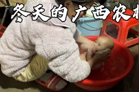 广西农村的冬天好冷，90后宝妈拿柴火烧热水给4个孩子洗澡，暖和视频封面