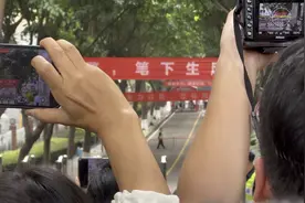 第一个冲出重庆一中高考语文考场的是一个白衣少年，太帅啦！视频封面