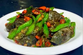 想吃青椒炒皮蛋就像我这样做，香辣美味，开胃下饭，做法简单易学视频封面